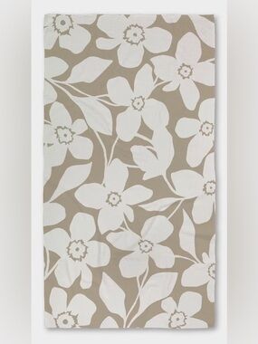 NEW Geometry Luxe Bath Towel in Big Tan Flowers Lightweight Oversized